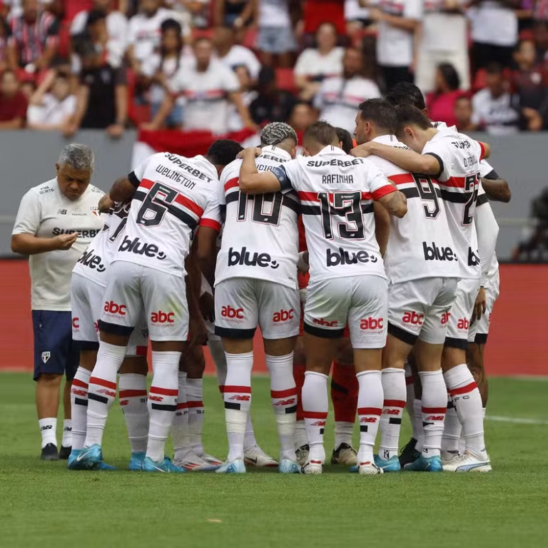 Vergonha é cair e não levantar: São Paulo “joga com dor”, vence o clássico e supera queda na Libertadores