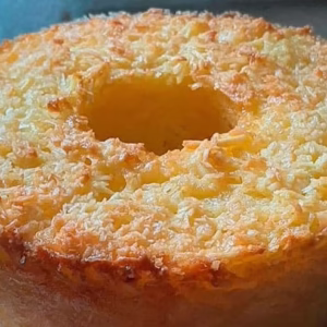 BOLO DE AIPIM TRADICIONAL – CREMOSO, DOURADINHO E COM SABOR DE CASA DE VÓ