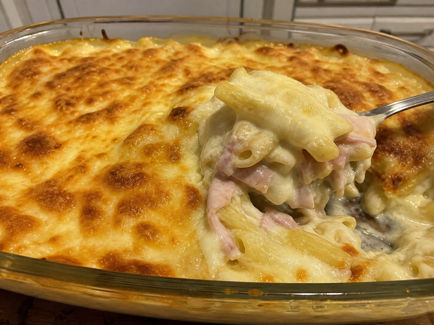 Macarrao de forno cremoso com presunto queijo e molho branco gratinado